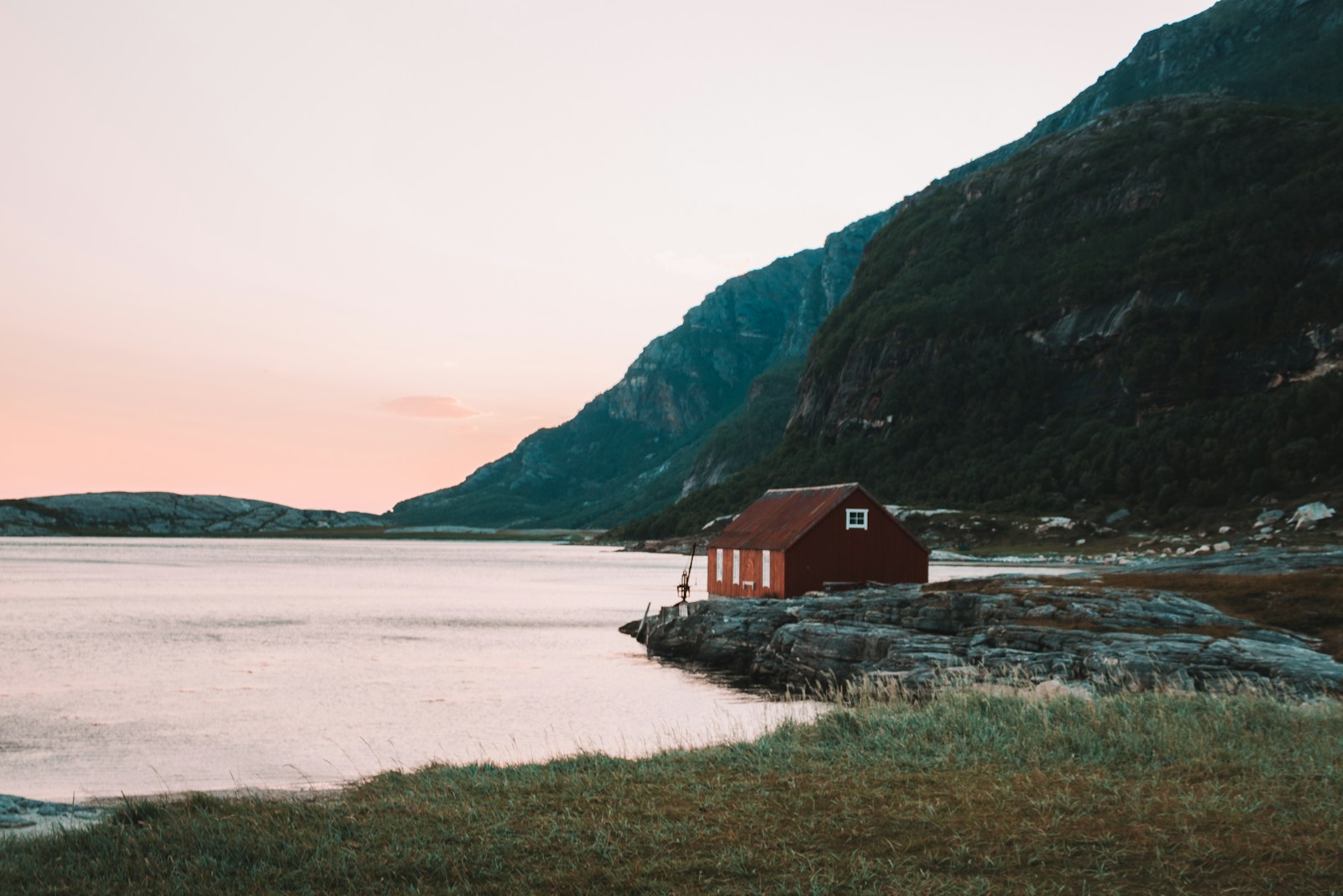 Rorbu i kveldslys utenfor Bodø